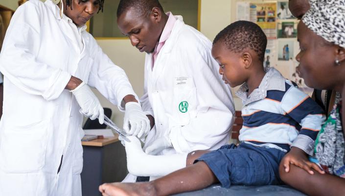 Rehabilitation professionals apply casting to correct a young patient’s clubfoot condition at Mulago National Referral Hospital in Kampala, Uganda. Photo: Dan Vernon/MiracleFeet.